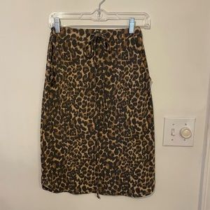Leopard print knee length skirt.
